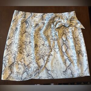 Gianni Bini Faux Wrap Skirt in snake print - NWT - Sz 10